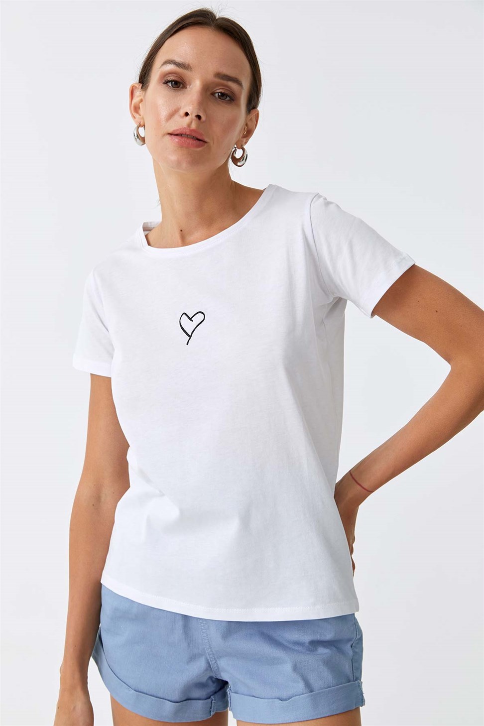 Bisiklet Yaka Kalp Nakışlı Pamuklu Kısa Kol Beyaz Kadın T-Shirt